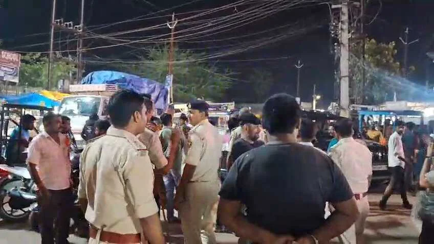 समस्तीपुर: हंगामे के बाद पार्षद पुत्र को पुलिस ने पकड़ा, पुलिस पर लगाया मारपीट का गंभीर आरोप 4