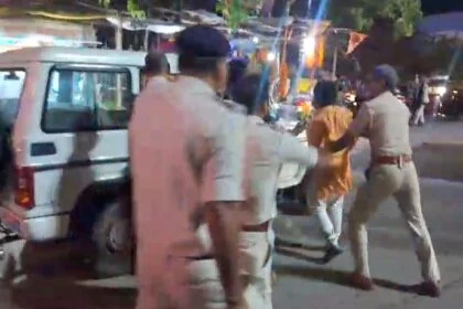 समस्तीपुर: हंगामे के बाद पार्षद पुत्र को पुलिस ने पकड़ा, पुलिस पर लगाया मारपीट का गंभीर आरोप 24
