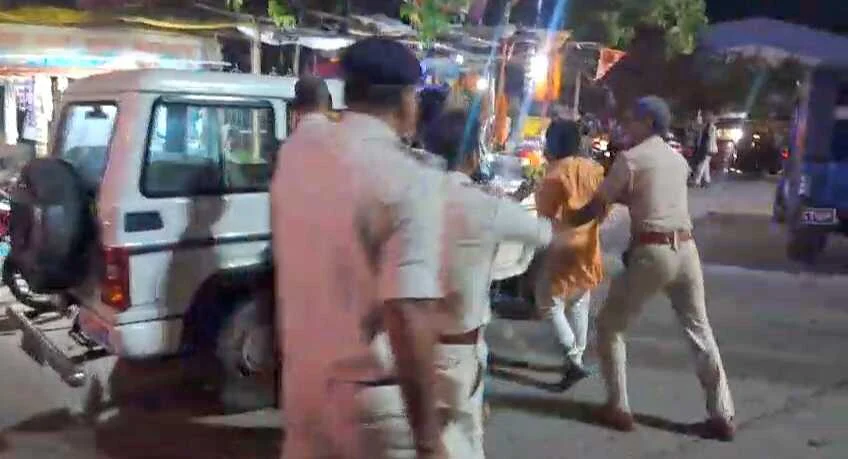 समस्तीपुर: हंगामे के बाद पार्षद पुत्र को पुलिस ने पकड़ा, पुलिस पर लगाया मारपीट का गंभीर आरोप 4