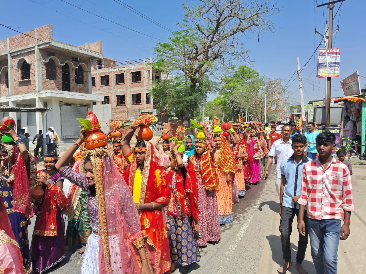 दुर्गा मंदिर परिसर में आयोजित श्रीमद्भागवत कथा को लेकर निकाली गई भव्य कलश शोभायात्रा 5