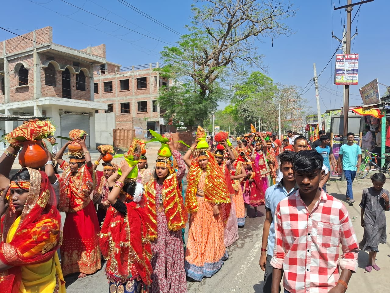 दुर्गा मंदिर परिसर में आयोजित श्रीमद्भागवत कथा को लेकर निकाली गई भव्य कलश शोभायात्रा 4