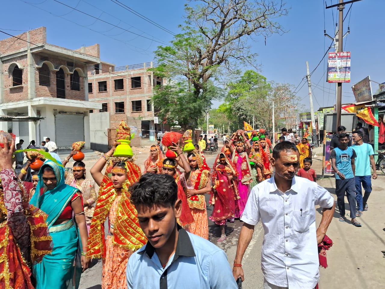 दुर्गा मंदिर परिसर में आयोजित श्रीमद्भागवत कथा को लेकर निकाली गई भव्य कलश शोभायात्रा 3