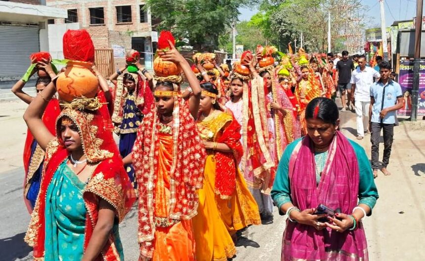 दुर्गा मंदिर परिसर में आयोजित श्रीमद्भागवत कथा को लेकर निकाली गई भव्य कलश शोभायात्रा 1