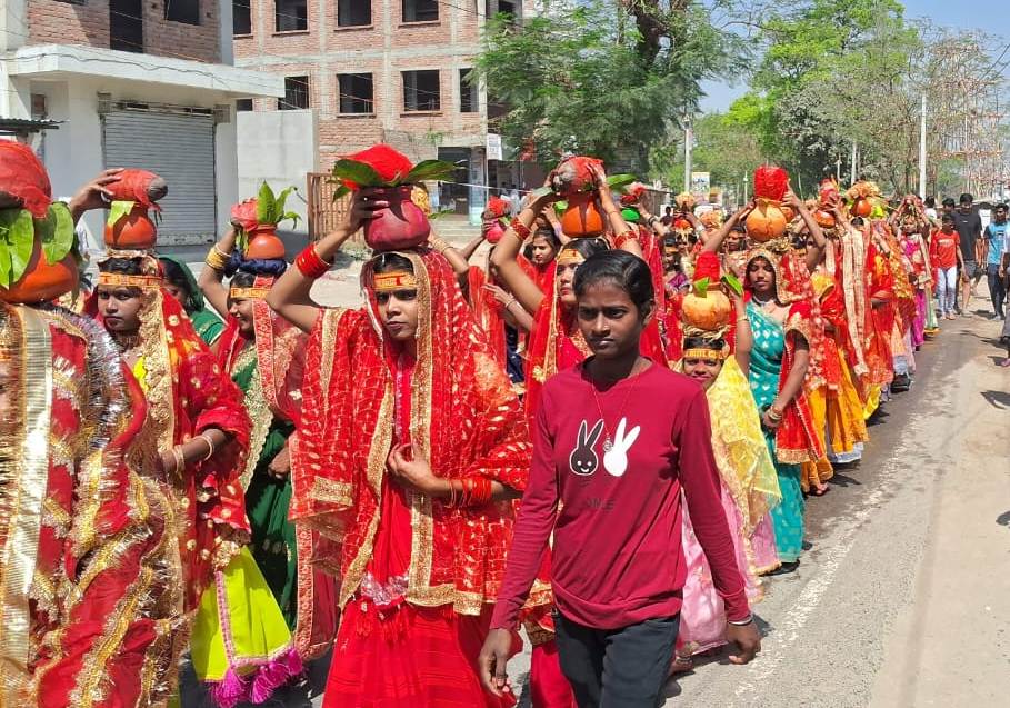 दुर्गा मंदिर परिसर में आयोजित श्रीमद्भागवत कथा को लेकर निकाली गई भव्य कलश शोभायात्रा 2