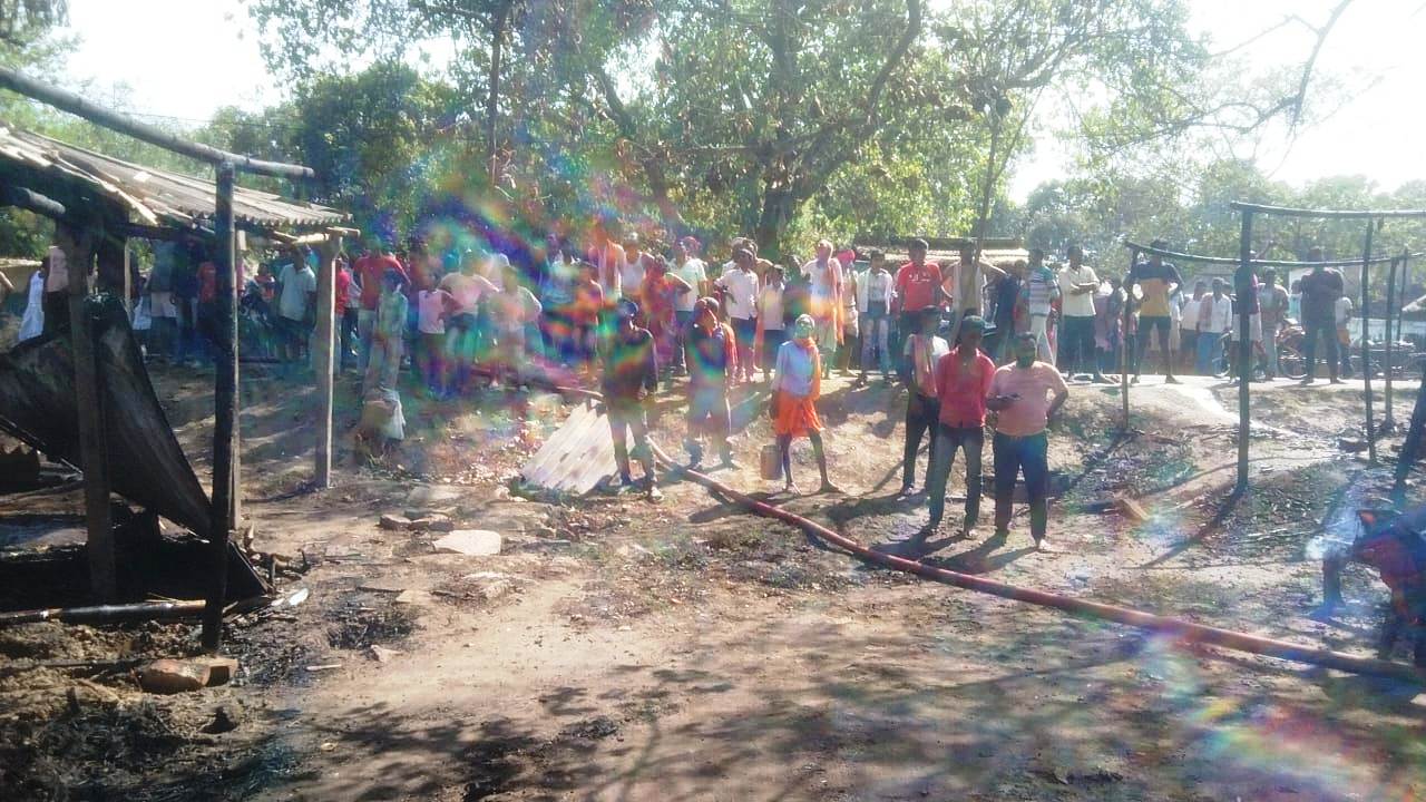 बिजली की चिंगारी से लगी आग में पांच दुकान, दो घर, तीन झोपड़ी सहित लाखों की संपत्ति जलकर राख 3