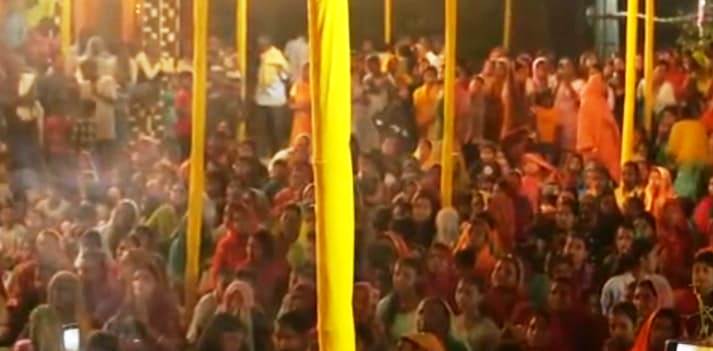मुजफ्फरा में चैती दुर्गा पूजा के महाआरती में उमड़ी श्रधालुओं की भीड़ 1