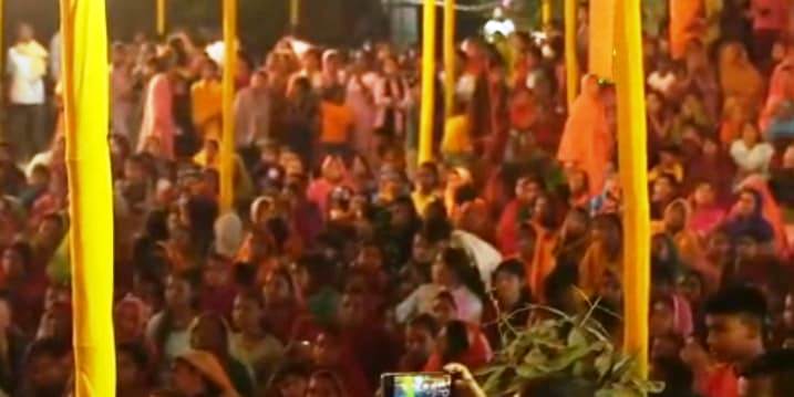 मुजफ्फरा में चैती दुर्गा पूजा के महाआरती में उमड़ी श्रधालुओं की भीड़ 4