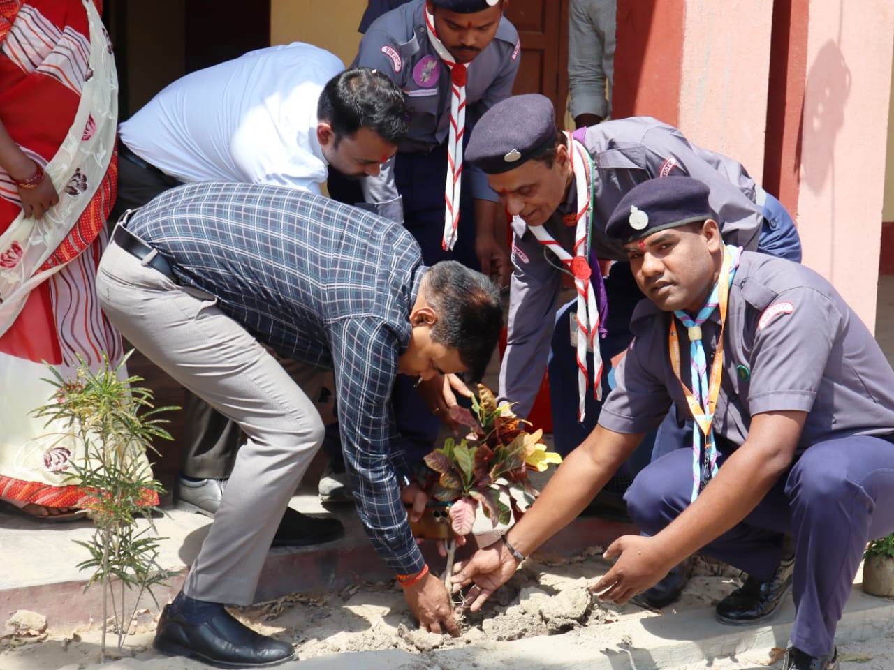 जीवन में प्रत्येक लोगो को पेड़ लगाना चाहिए - जिला प्रशिक्षक विनोद चौहान 2