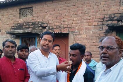 विद्यालय टॉपर छात्र पंकज को जदयू कार्यकर्ताओं ने किया सम्मानित 6