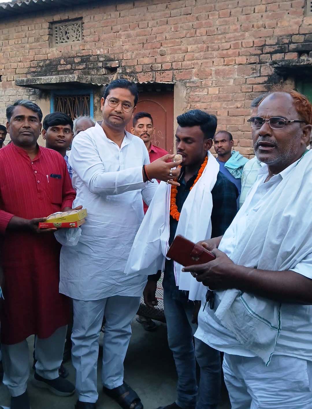 विद्यालय टॉपर छात्र पंकज को जदयू कार्यकर्ताओं ने किया सम्मानित 2