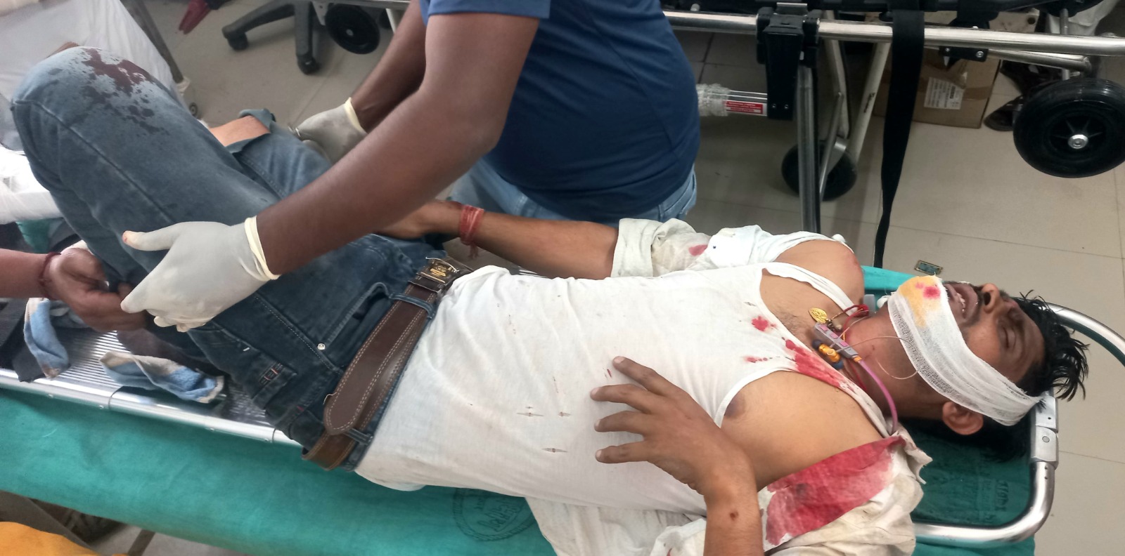 बछवाड़ा में एनएच 28 पर अनियंत्रित बाइक डिवाइडर से टकराई,चालक समेत दो लोग जख्मी 2