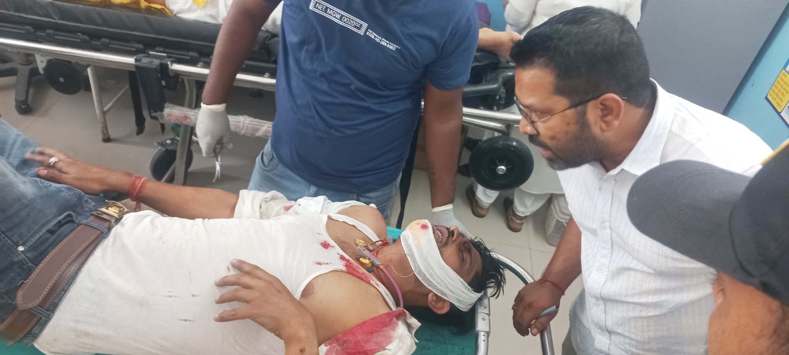 बछवाड़ा में एनएच 28 पर अनियंत्रित बाइक डिवाइडर से टकराई,चालक समेत दो लोग जख्मी 3