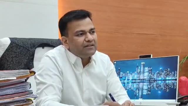 बेगूसराय शहर में अनाधिकृत रूप से निजी टेलीकॉम कंपनियों द्वारा लगाये गये वाई-फाई के तारों को हटाने का दिया निर्देश – तुषार सिंगला, जिला पदाधिकारी 1