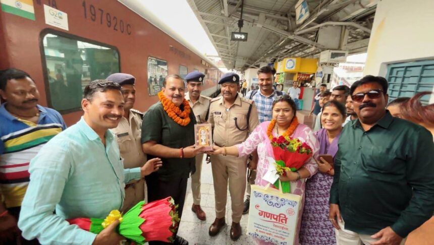 समस्तीपुर: पूर्व आरपीएफ प्रभारी सहायक सुरक्षा आयुक्त वेद प्रकाश वर्मा को फूलमाला एवं बुके देकर किया गया स्वागत 1