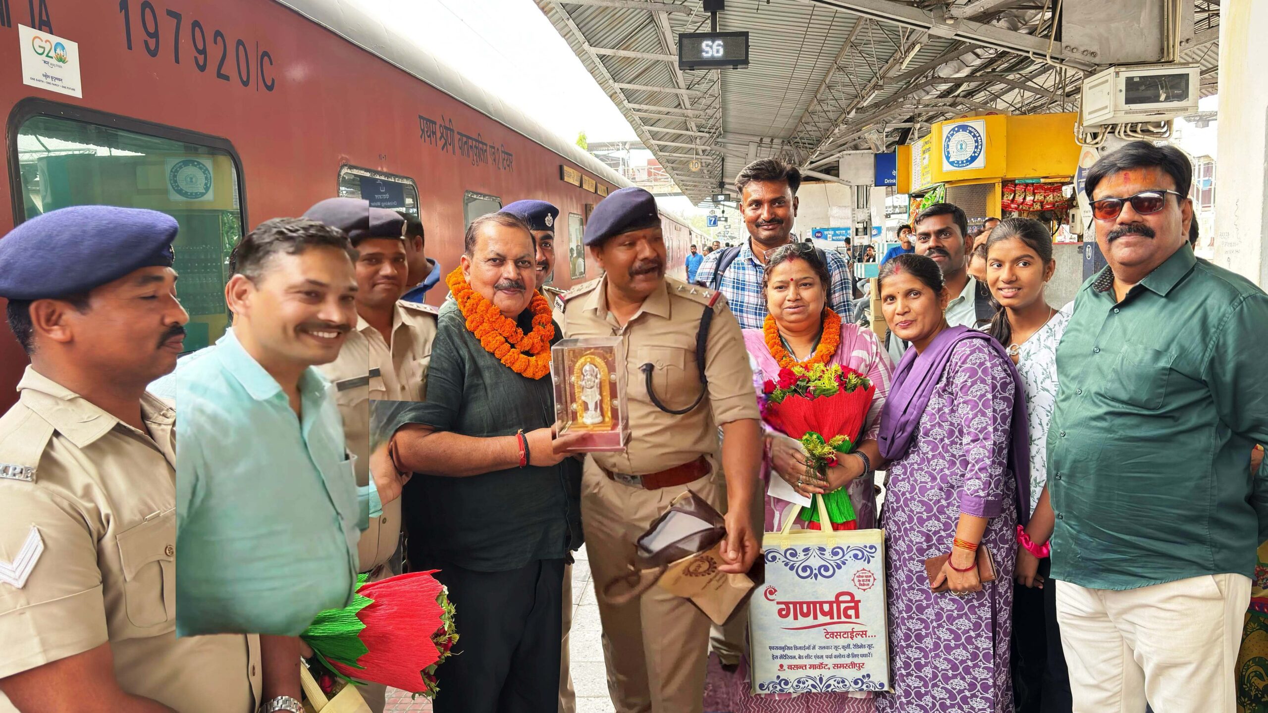 समस्तीपुर: पूर्व आरपीएफ प्रभारी सहायक सुरक्षा आयुक्त वेद प्रकाश वर्मा को फूलमाला एवं बुके देकर किया गया स्वागत 2