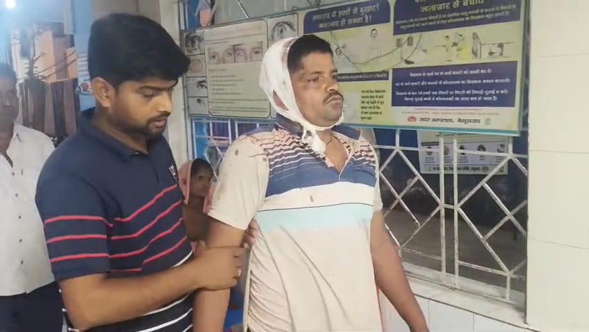 बेगूसराय में मामूली विवाद में पंच प्रतिनिधि सहित उसके पिता की बेरहमी से पिटाई, सदर अस्पताल में भर्ती 2