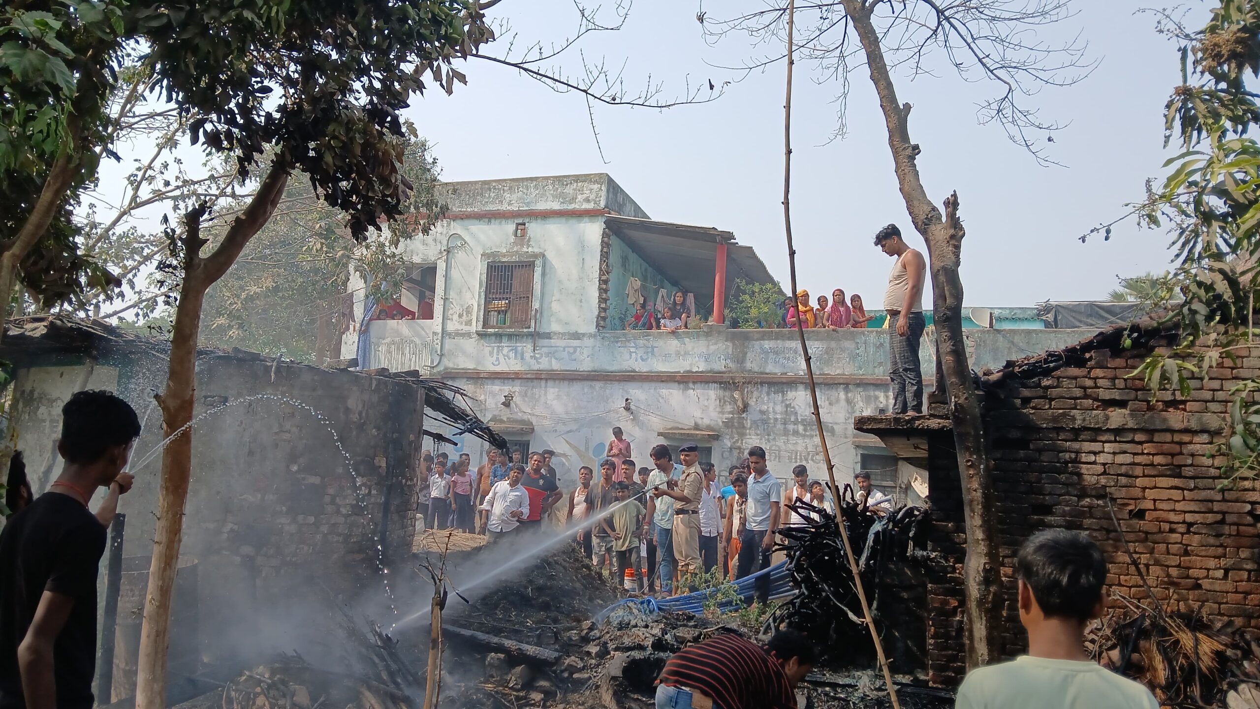 मवेशी घर में आग लगने से हजारों रूपये की सम्पत्ति जलकर राख 2