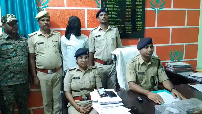 समस्तीपुर: ग्राहक बनकर पहुंची पुलिस टीम ने शराब नेटवर्क पर की कार्रवाई, हथियार और शराब की बड़ी खेप बरामद 1