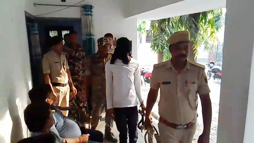 समस्तीपुर: ग्राहक बनकर पहुंची पुलिस टीम ने शराब नेटवर्क पर की कार्रवाई, हथियार और शराब की बड़ी खेप बरामद 3