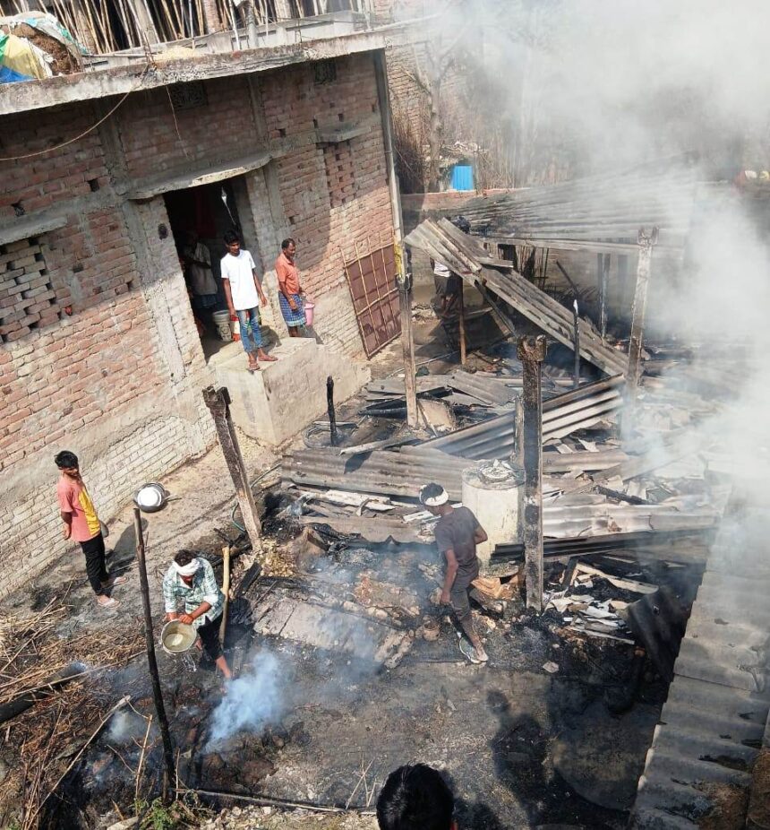 कचरे के ढेर से निकली चिंगारी से लगी आग में चार घर समेत लाखों का नुकसान 1