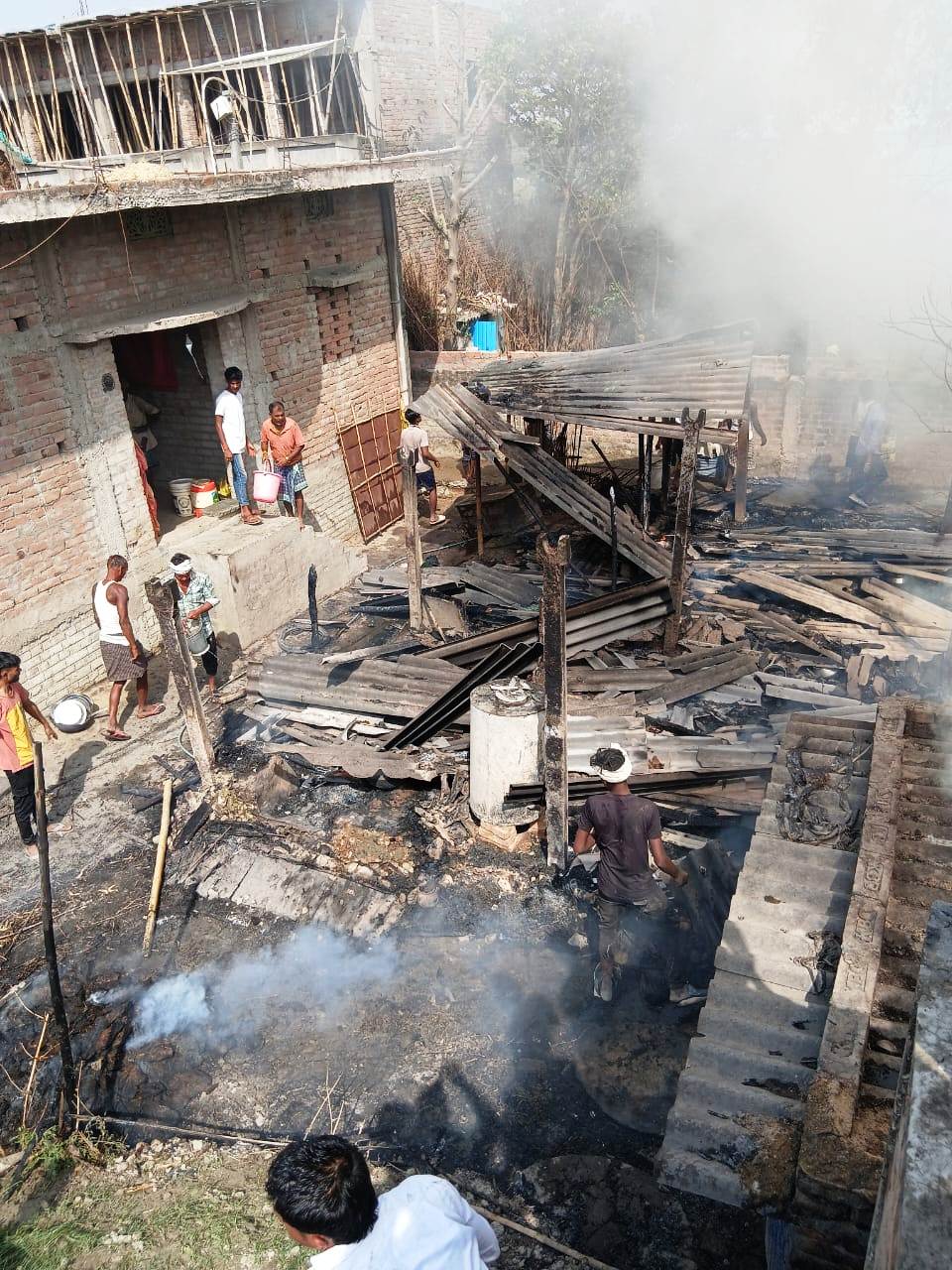 कचरे के ढेर से निकली चिंगारी से लगी आग में चार घर समेत लाखों का नुकसान 2