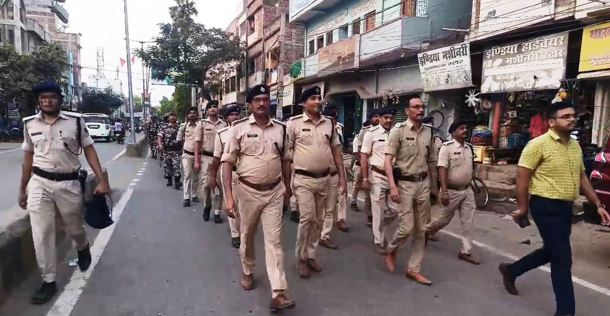 रामनवमी के पूर्व संध्या पर बिहार शरीफ के श्रम कल्याण केंद्र के मैदान से निकाला गया फ्लैग मार्च 2