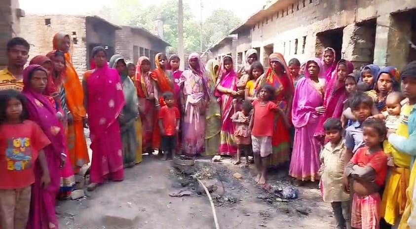 बेगूसराय में भीषण अगलगी में 30 घर समेत 20 लाख रुपये से अधिक की संपत्ति जलकर राख 2