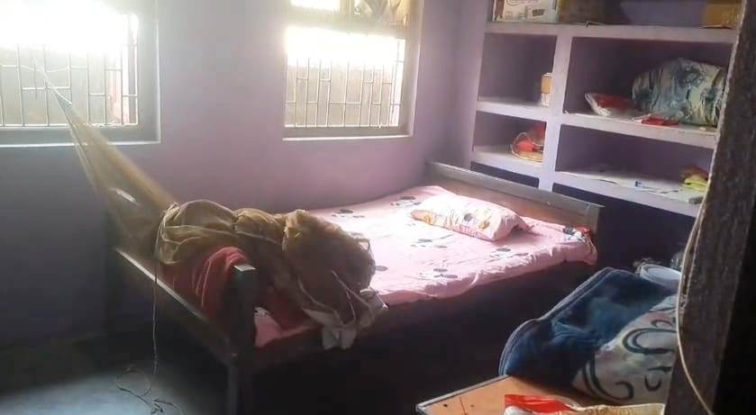 बेगूसराय में अपराधियों ने सोये अवस्था में एक लड़की के चहरे पर फेका एसिड, लड़की बुरी तरह झुलसकर घायल 2