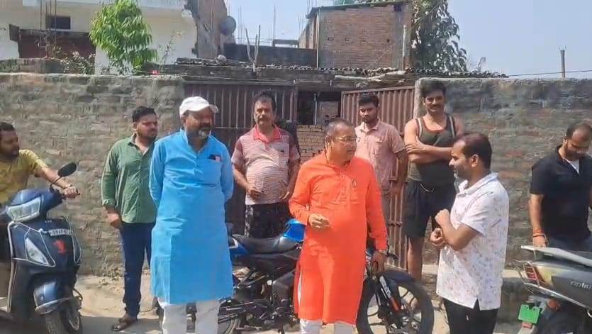 बेगूसराय में अपराधियों ने सोये अवस्था में एक लड़की के चहरे पर फेका एसिड, लड़की बुरी तरह झुलसकर घायल 4