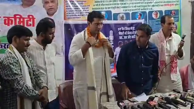 कांग्रेस के राष्ट्रीय अध्यक्ष राहुल गांधी के बेगुसराय जिले में आगमन को लेकर तैयारी पुरी,जगह जगह राहुल के साथ कन्हैया का लगा है बैनर 2