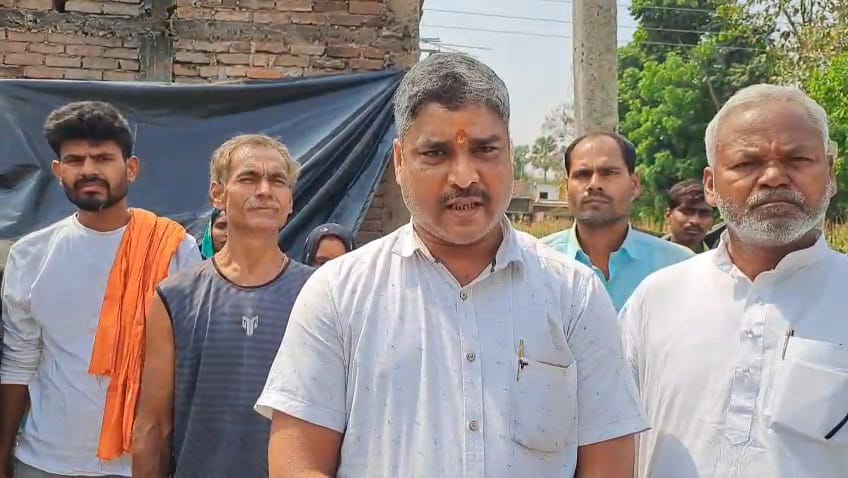 समस्तीपुर: चर्चित युवा समाजसेवी भाई राजू सहनी ने टीम के द्वारा किये गए मदद के परिजनों से मिलकर जाना हाल चाल 5