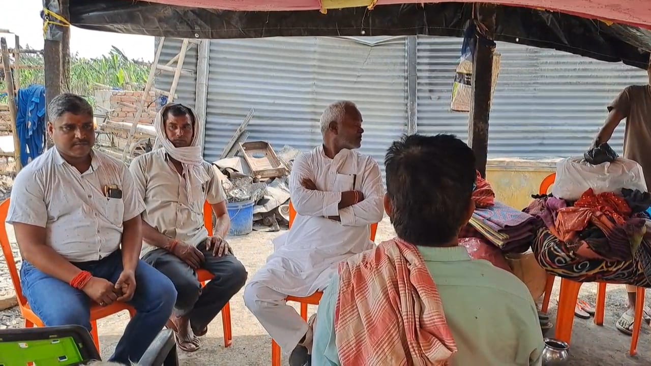 समस्तीपुर: चर्चित युवा समाजसेवी भाई राजू सहनी ने टीम के द्वारा किये गए मदद के परिजनों से मिलकर जाना हाल चाल 7
