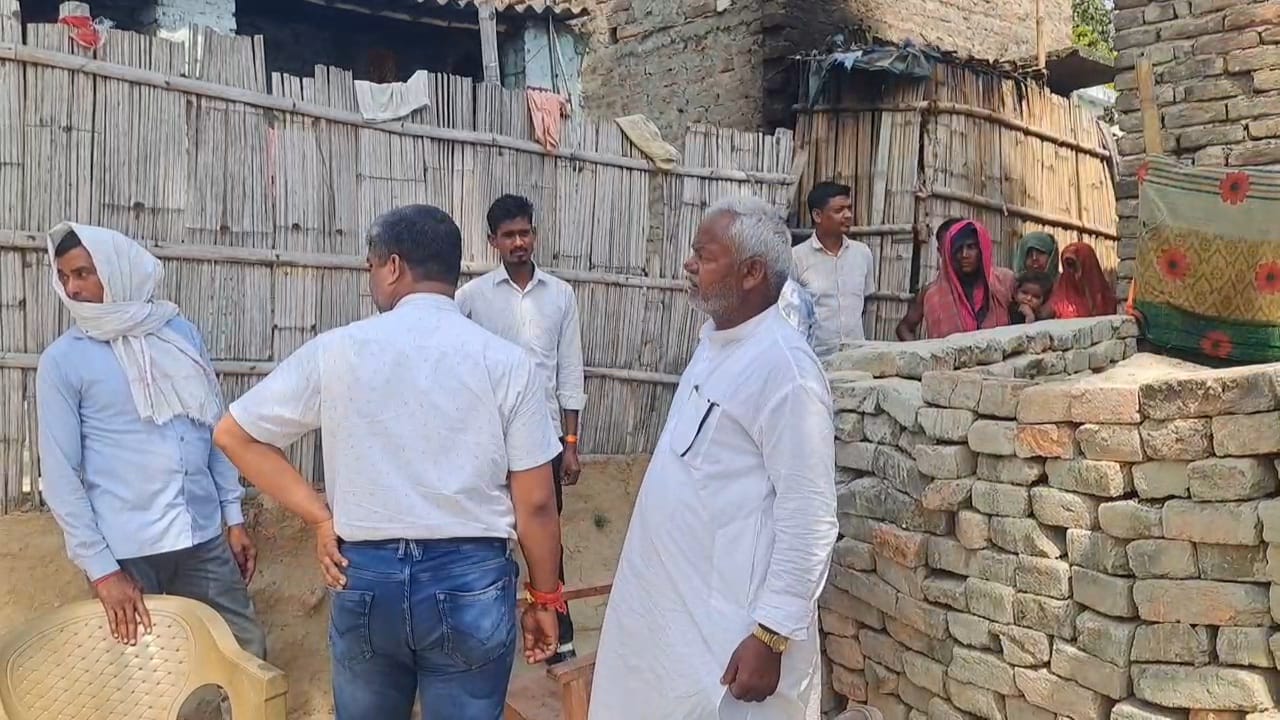 समस्तीपुर: चर्चित युवा समाजसेवी भाई राजू सहनी ने टीम के द्वारा किये गए मदद के परिजनों से मिलकर जाना हाल चाल 6