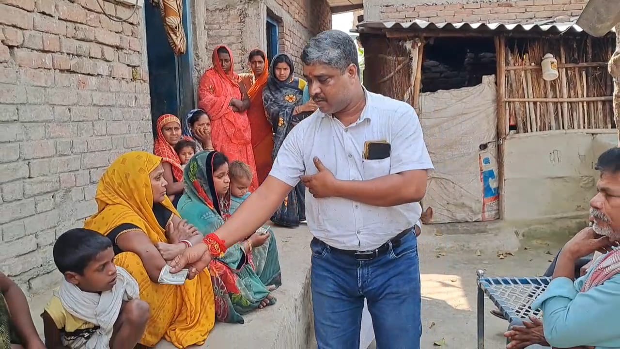 समस्तीपुर: चर्चित युवा समाजसेवी भाई राजू सहनी ने टीम के द्वारा किये गए मदद के परिजनों से मिलकर जाना हाल चाल 3