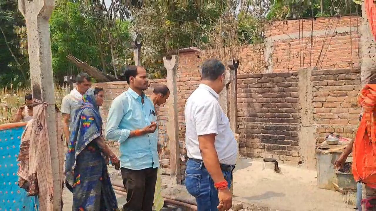समस्तीपुर: चर्चित युवा समाजसेवी भाई राजू सहनी ने टीम के द्वारा किये गए मदद के परिजनों से मिलकर जाना हाल चाल 4