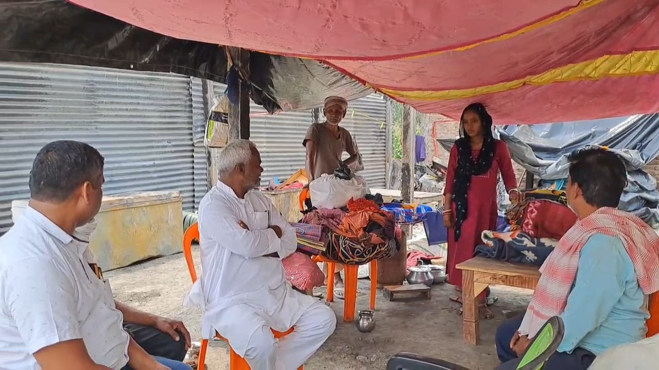 समस्तीपुर: चर्चित युवा समाजसेवी भाई राजू सहनी ने टीम के द्वारा किये गए मदद के परिजनों से मिलकर जाना हाल चाल 5