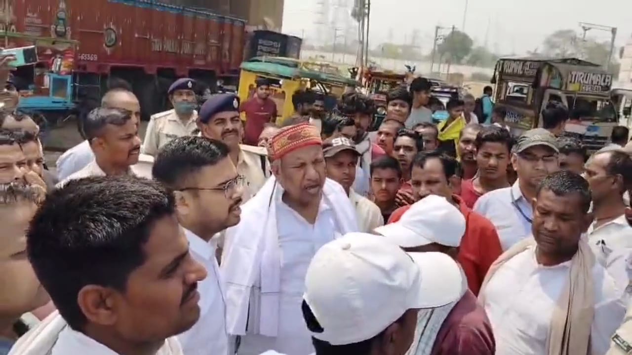 नालंदा: रेलवे ओवरब्रिज के नीचे सड़क बंद करने पर ग्रामीणों का हंगामा 3