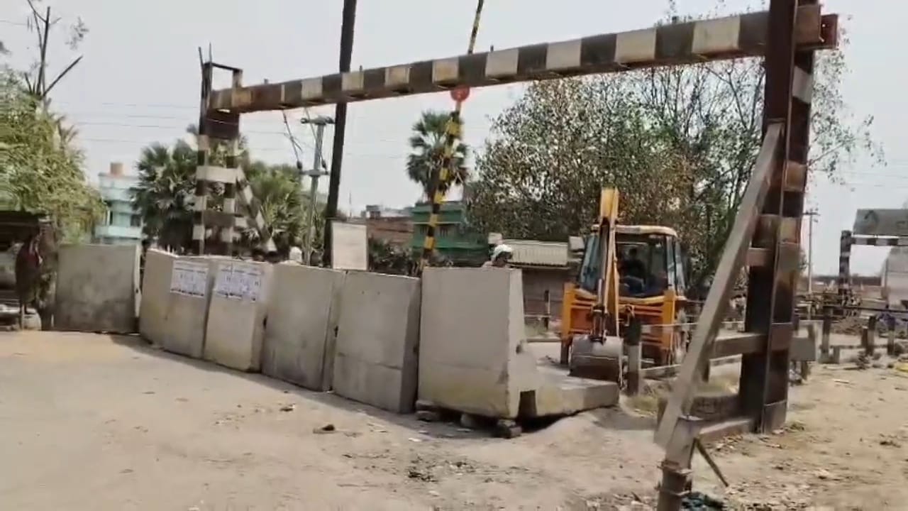 नालंदा: रेलवे ओवरब्रिज के नीचे सड़क बंद करने पर ग्रामीणों का हंगामा 3