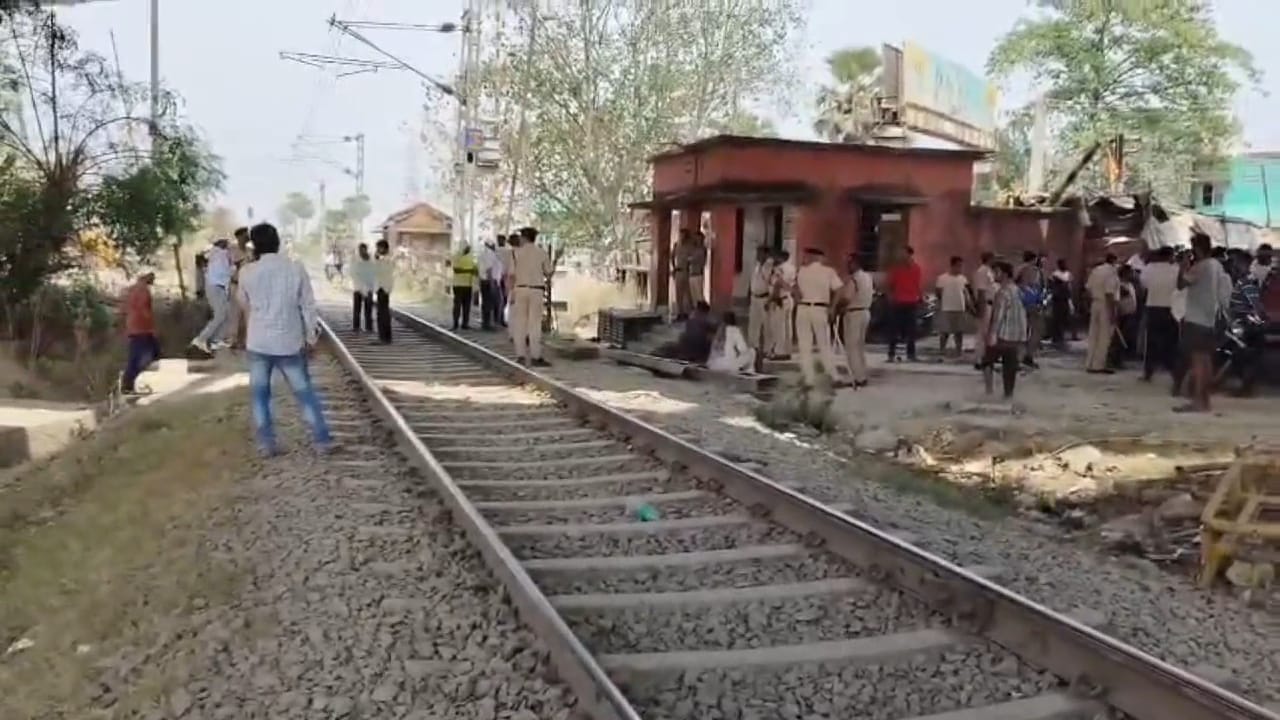 नालंदा: रेलवे ओवरब्रिज के नीचे सड़क बंद करने पर ग्रामीणों का हंगामा 2