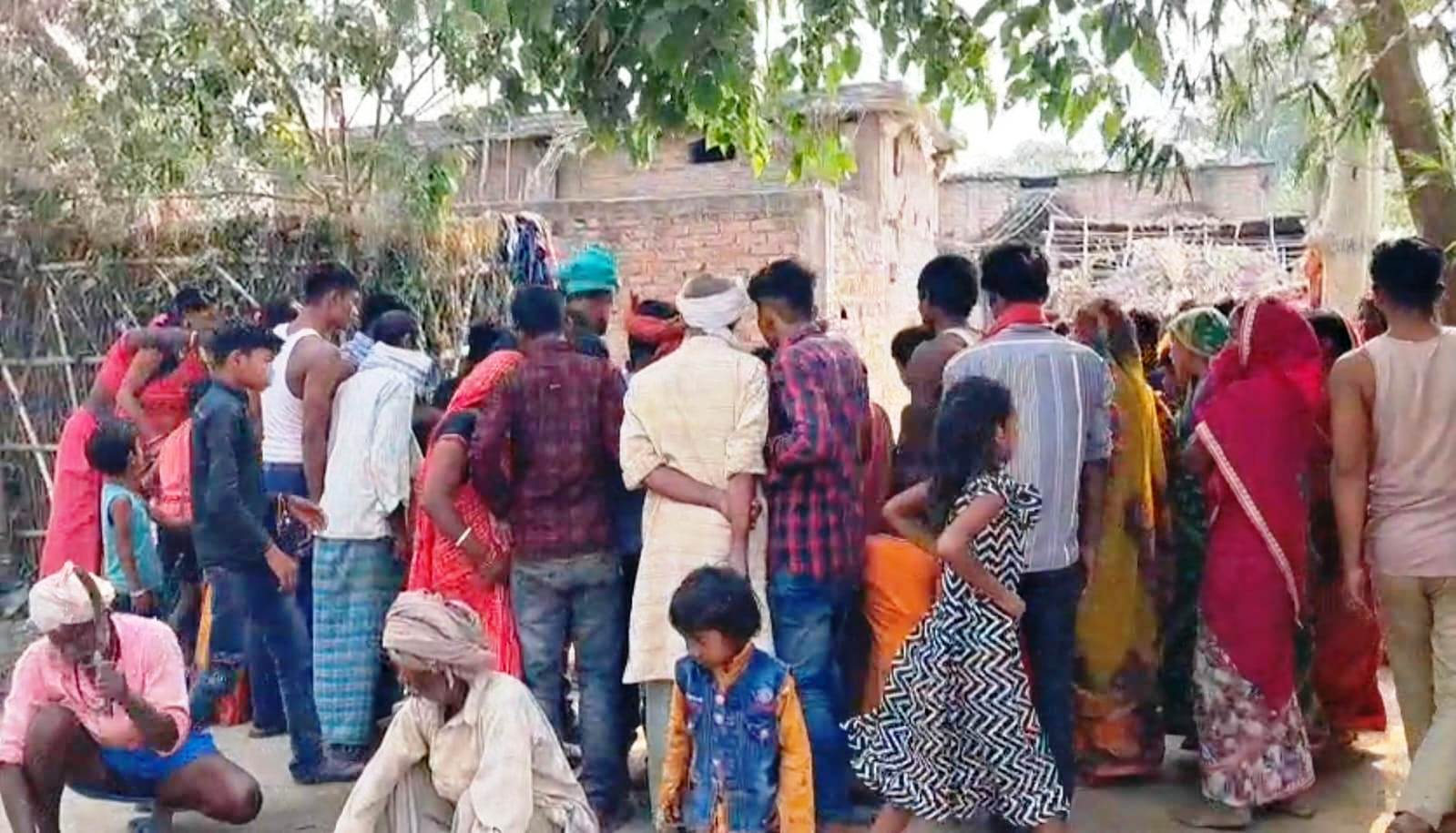 बछवाड़ा के दादुपुर पंचायत में नाबालिग का फंदे से लटका मिला शव, परिजनों ने हत्या का लगाया आरोप 2