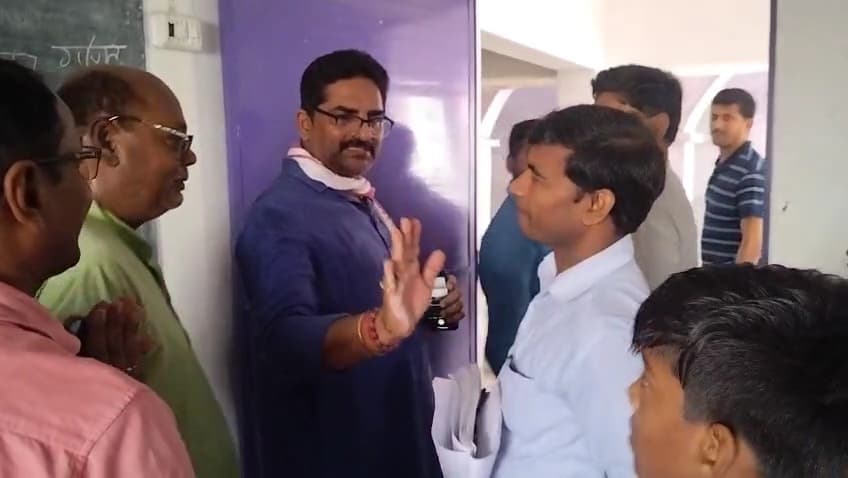 बेगूसराय के मटिहानी विधायक राजकुमार सिंह शिक्षक की भूमिका में आये नजर, वीडियो हुआ वायरल 2