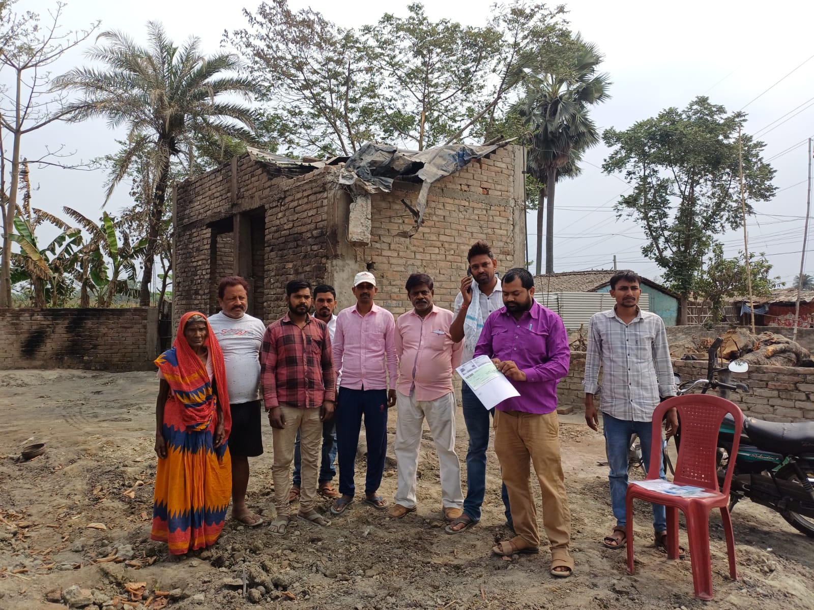 समस्तीपुर: मोरदीवा में आगलगी पीड़ित परिवार को श्री राम जानकी ठाकुरबाड़ी द्वारा दी गई आर्थिक सहायता 3