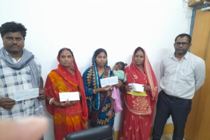 तेघड़ा में अग्निकांड पीड़ितों को सरकारी स्तर पर कराई गई आर्थिक सहायता मुहैया 16