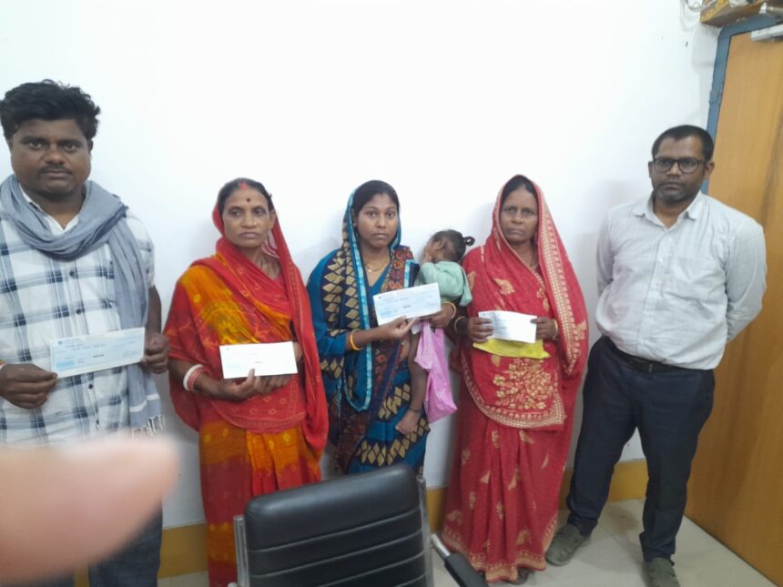 तेघड़ा में अग्निकांड पीड़ितों को सरकारी स्तर पर कराई गई आर्थिक सहायता मुहैया 1