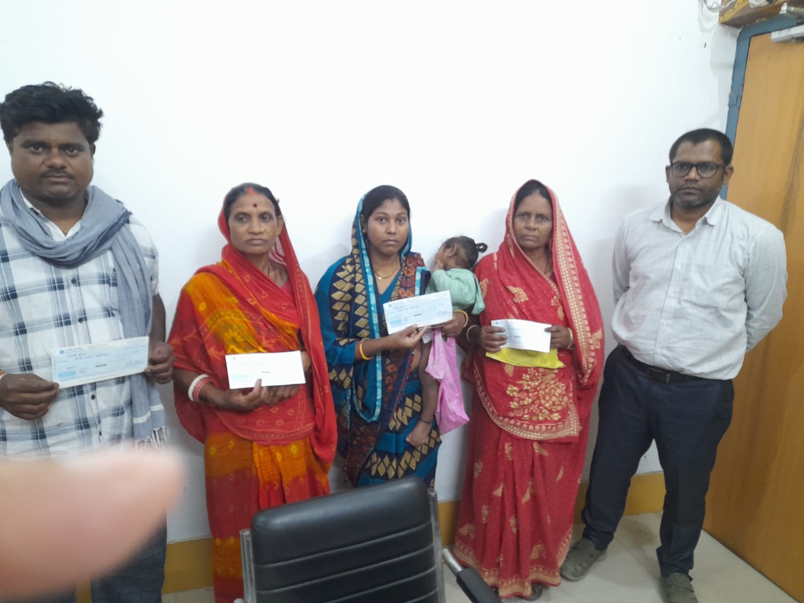 तेघड़ा में अग्निकांड पीड़ितों को सरकारी स्तर पर कराई गई आर्थिक सहायता मुहैया 3