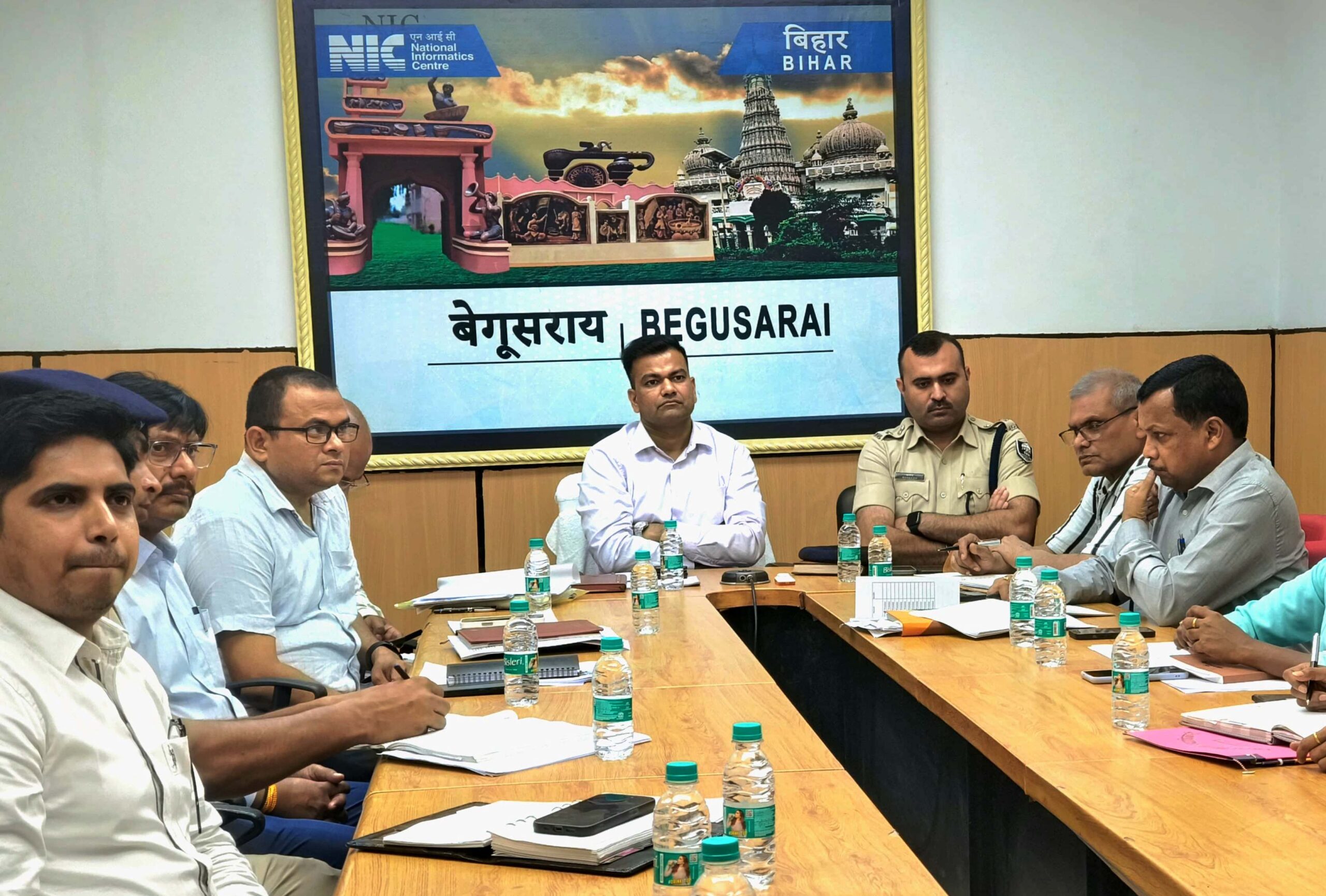 जिलाधिकारी बेगूसराय  ने सरकारी भवन को पीला रंग से रंग रोगन नहीं करने को लेकर सभी पदाधिकारी को दिया निर्देश 3