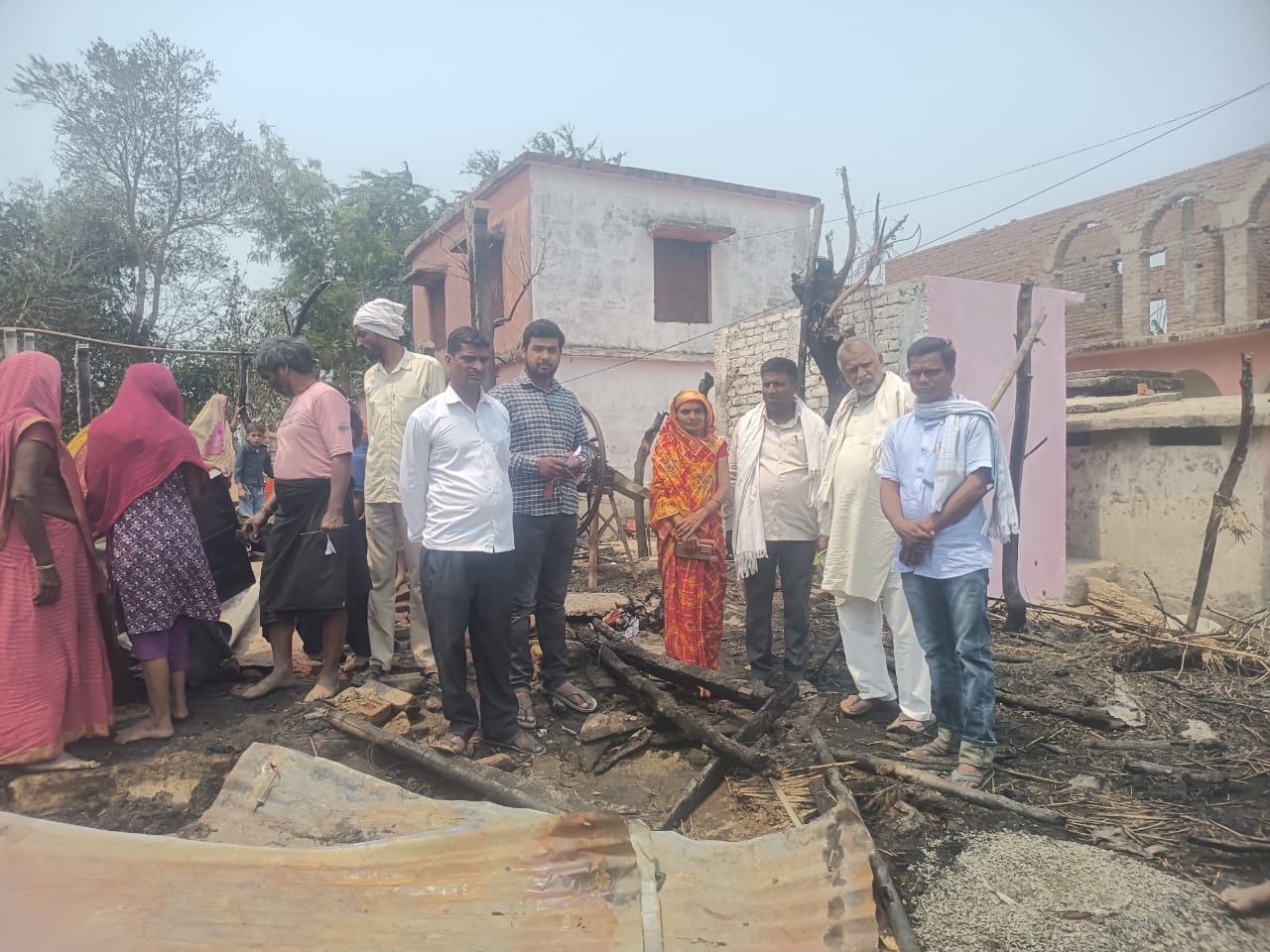 बछवाड़ा के दियारे इलाके में  चुल्हे की चिंगारी से लगी आग में दो फुस का घर समेत हजारों की सम्पत्ति जलकर राख 2