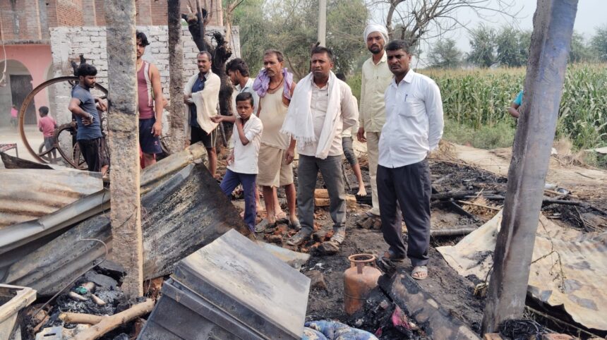 बछवाड़ा के दियारे इलाके में  चुल्हे की चिंगारी से लगी आग में दो फुस का घर समेत हजारों की सम्पत्ति जलकर राख 1