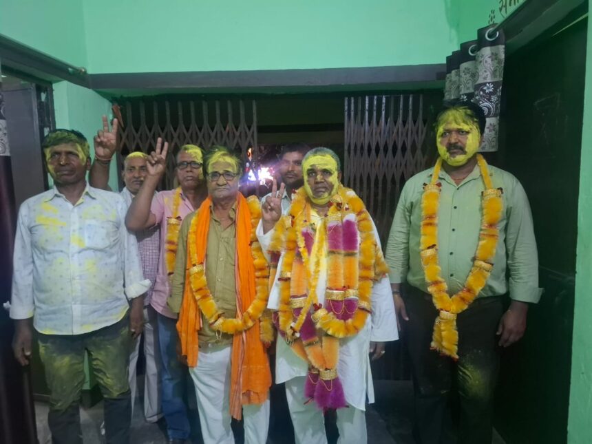 महेशपुर पैक्स से गंगा प्रसाद यादव विजय घोषित, बीडीओ ने सौपा प्रमाण पत्र, समर्थकों में खुशी 1