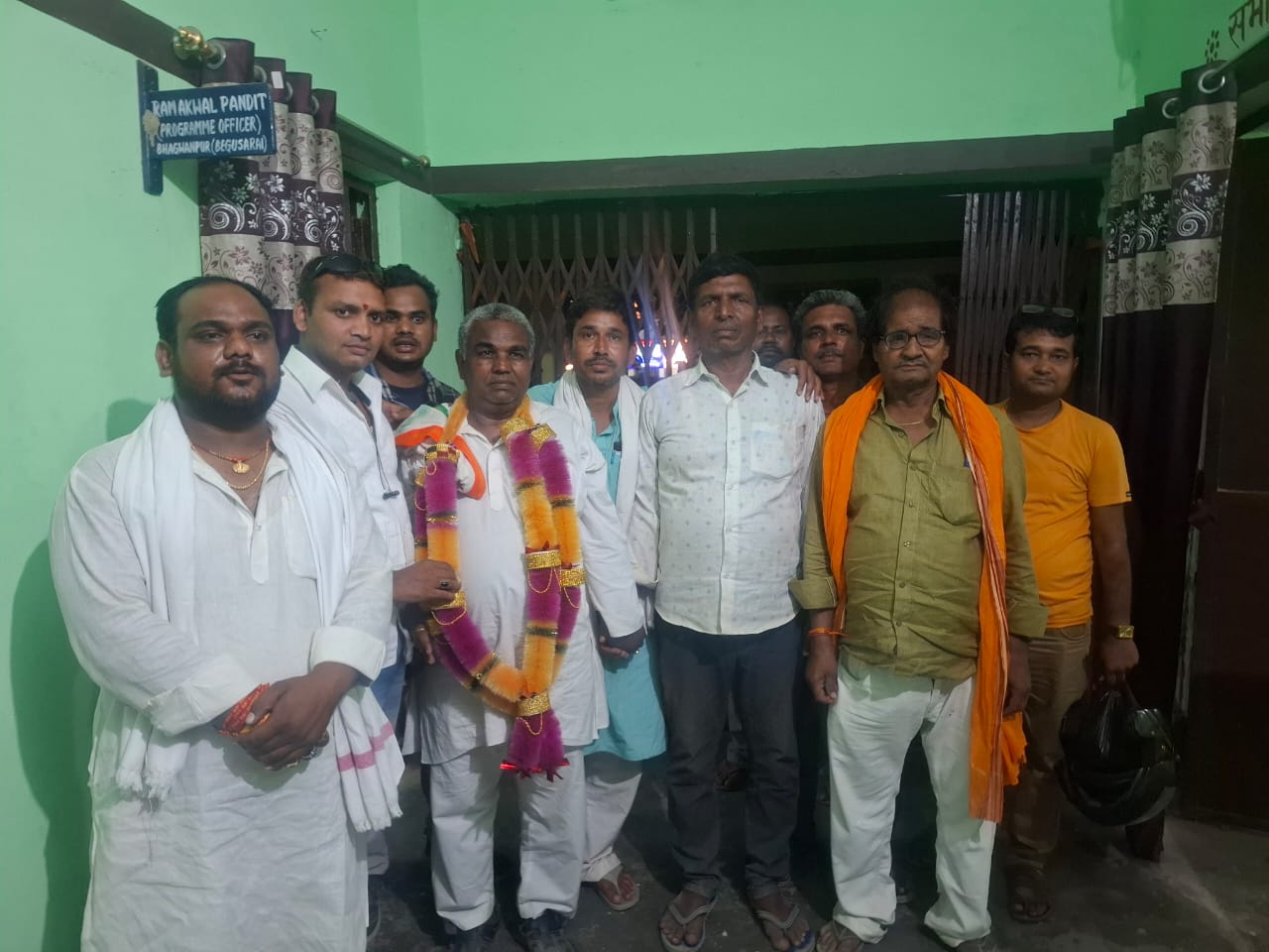 महेशपुर पैक्स से गंगा प्रसाद यादव विजय घोषित, बीडीओ ने सौपा प्रमाण पत्र, समर्थकों में खुशी 2
